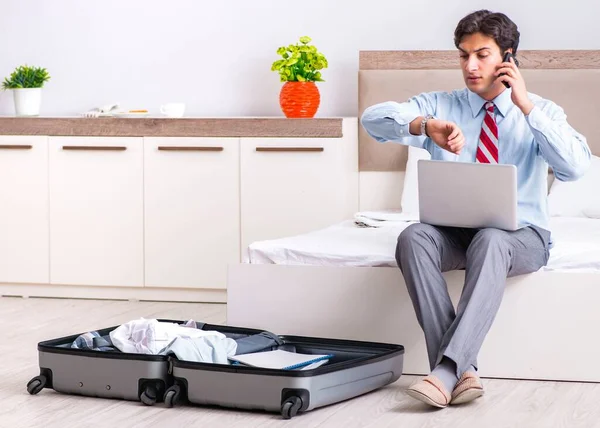 Joven hombre de negocios guapo preparándose para el viaje —  Fotos de Stock