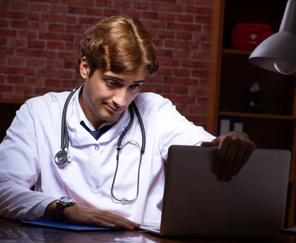 Jeune beau médecin travaillant la nuit à l'hôpital — Photo