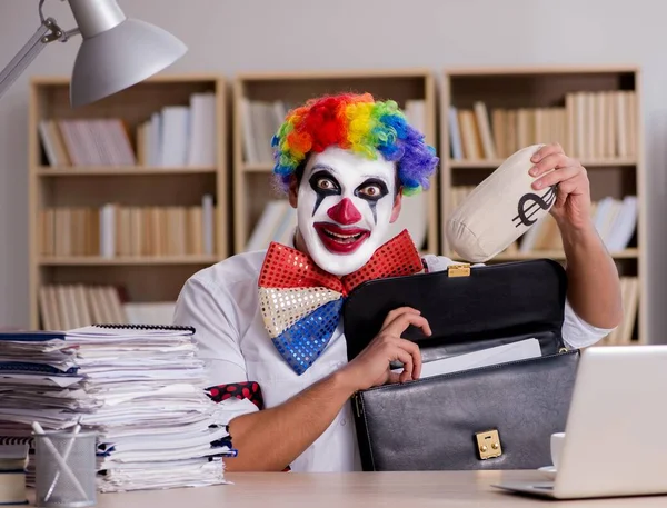 Clown zakenman werkzaam in het kantoor — Stockfoto