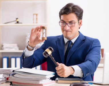 Mahkemede çalışan yakışıklı bir yargıç.