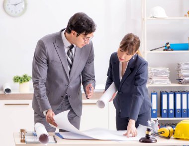 Erkek ve kadın inşaat projesini tartışıyor