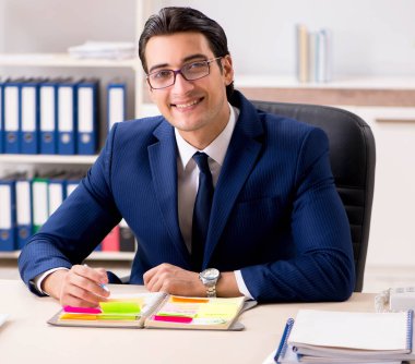 Çalışmalarını planlayan genç yakışıklı bir çalışan.