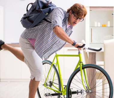 Üniversiteye bisikletle giden öğrenci