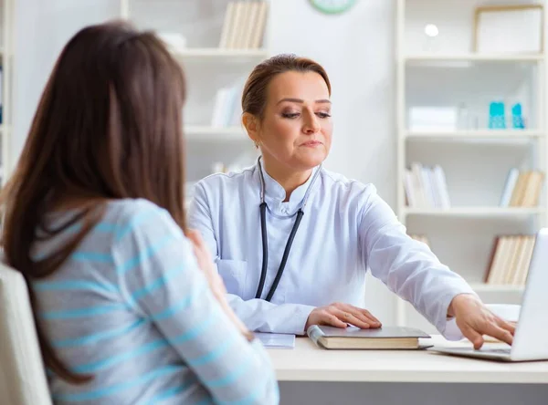 Donna in visita medico femminile per check-up regolari — Foto Stock