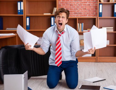 Ofiste oturan mutsuz iş adamı.