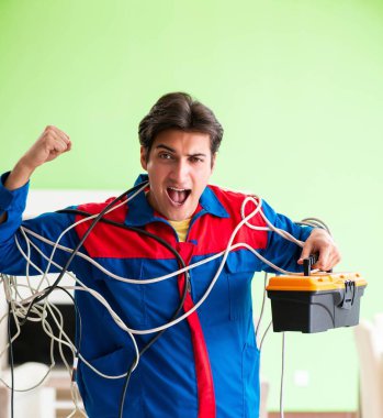 Karışık kablolu elektrikçi.