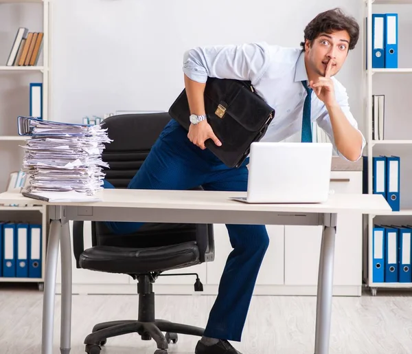 仕事や書類作業が多すぎる忙しい従業員をオーバーロード — ストック写真