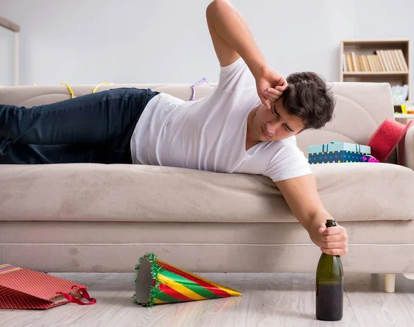 Uomo a casa dopo una festa pesante — Foto Stock