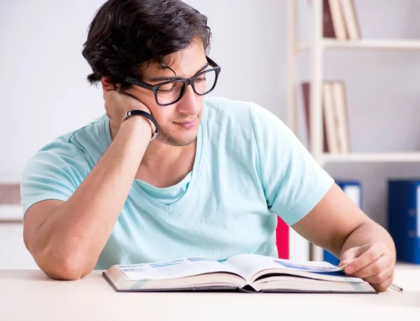 Jeune étudiant beau se préparant pour les examens scolaires — Photo