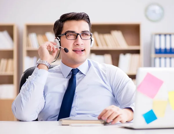 Empresário que trabalha no escritório — Fotografia de Stock