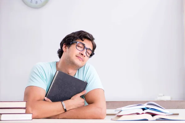 Jovem estudante bonito se preparando para exames escolares — Fotografia de Stock