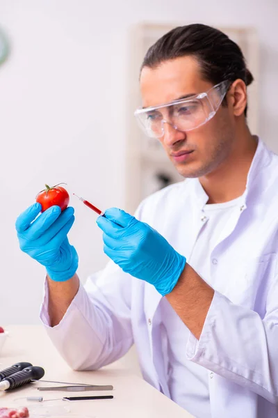 Joven experto en nutrición masculina probando productos alimenticios en laboratorio —  Fotos de Stock