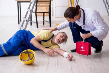 İlk yardım konseptinde genç erkek doktor ve yaşlı müteahhit.