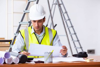 İçeride çalışan genç erkek mimar.