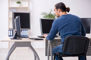 Ofiste çalışan genç bir erkek.