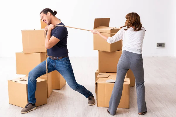 Young pair and many boxes in divorce settlement concept — Stock Photo, Image