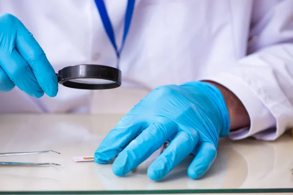 Viejo criminólogo experto trabajando en el laboratorio como evidencia — Foto de Stock