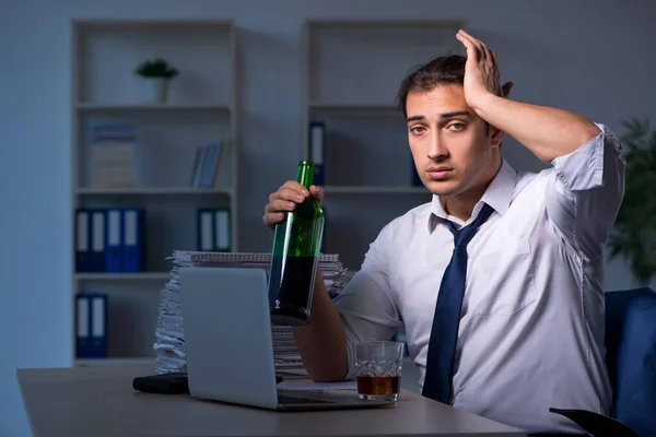 Alcohol verslaafde zakenman die laat op kantoor werkt — Stockfoto