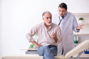 Sigara karşıtı genç erkek doktor ve yaşlı hasta