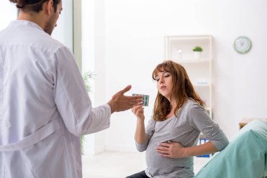 Genç bir kadın, genç bir erkek jinekolog.