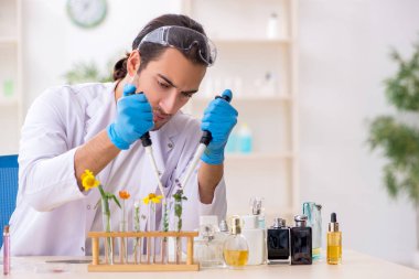 Parfüm sentezi konseptinde genç bir kimyager.