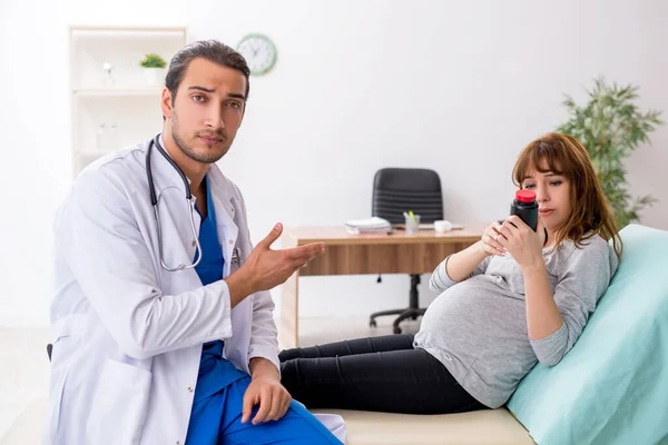 Jovem mulher visting jovem médico ginecologista masculino — Fotografia de Stock