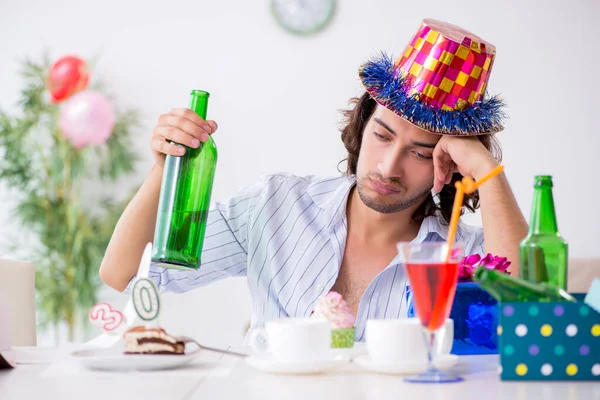 Молодой человек празднует свой день рождения дома — стоковое фото