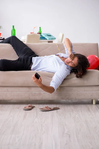 Joven celebrando su cumpleaños en casa —  Fotos de Stock