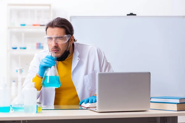 Joven estudiante químico preparándose para el examen —  Fotos de Stock