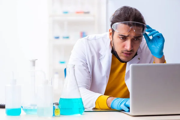 Młody mężczyzna chemik student przygotowanie do egzaminu — Zdjęcie stockowe