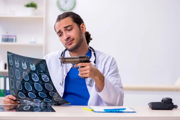 Jonge mannelijke arts moe na nachtdienst — Stockfoto