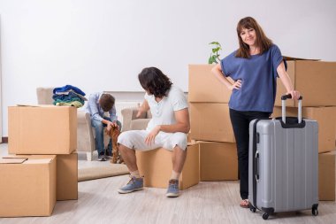 Genç aile yeni bir daireye taşınıyor.