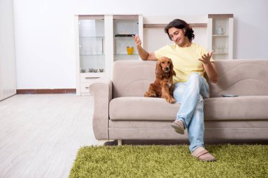 Cocker Spaniel köpeği olan genç bir adam.