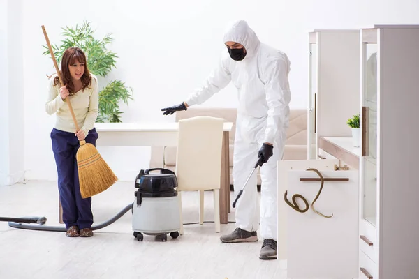 Young male contractor exterminating snakes in the flat — Stock Photo, Image