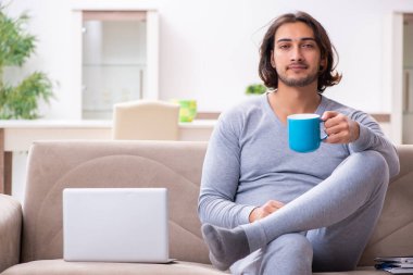 Evden çalışan genç bir işçi.