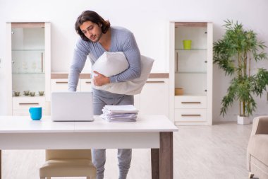 Evden çalışan genç bir işçi.