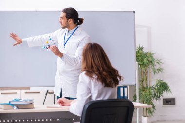 Tıp öğrencileri sınıfta.