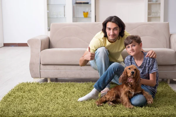 Joven padre y su hijo con cocker spaniel perro — Foto de Stock