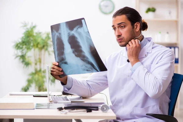 Ung läkare lyssnar på patienten under telemedicin session — Stockfoto