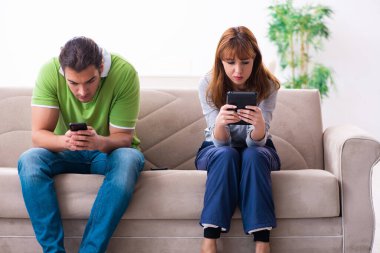 Gadget bağımlılığı konseptinde genç bir çift