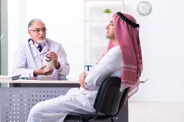 Молодой араб посещает опытного врача-мужчину — стоковое фото