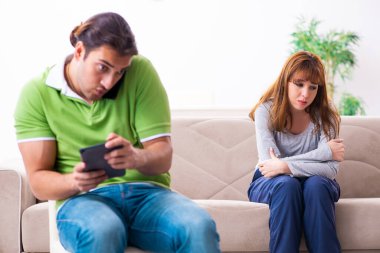 Gadget bağımlılığı konseptinde genç bir çift