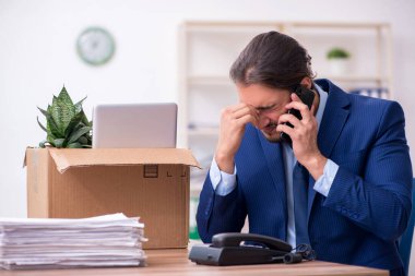 Genç adam işinden kovuluyor.