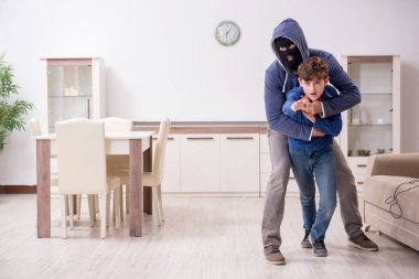 Genç bir çocukla çocuk kaçırma kavramı