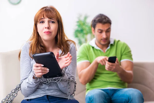 Jovem casal no conceito de dependência gadget — Fotografia de Stock