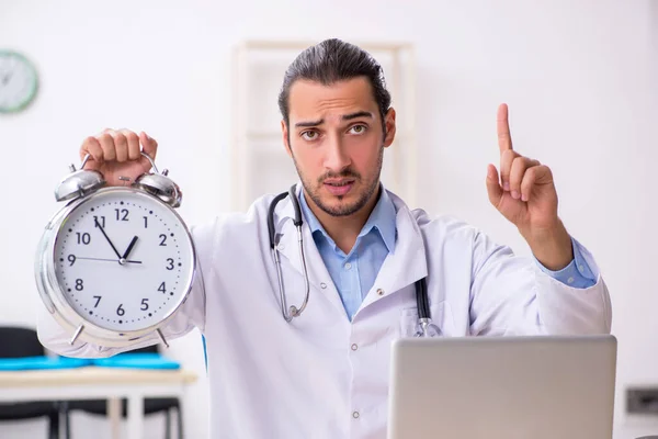 Joven guapo médico masculino que trabaja en la clínica — Foto de Stock