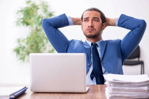 Junger männlicher Geschäftsmann arbeitet im Büro — Stockfoto