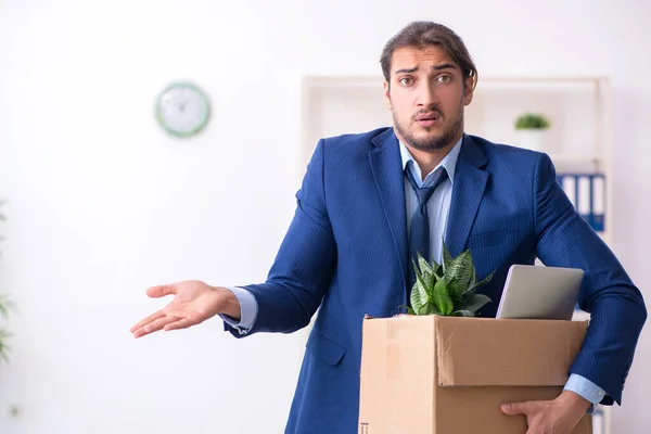 Junger Mann wird von seiner Arbeit entlassen — Stockfoto