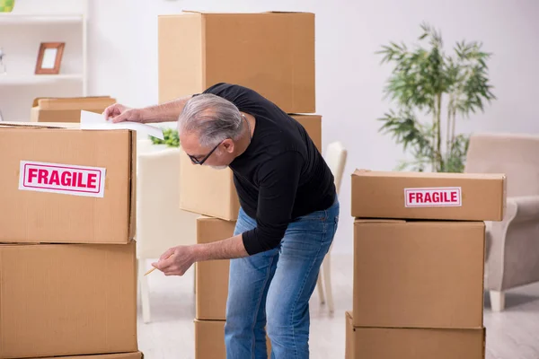 Viejo macho profesional mover haciendo casa reubicación — Foto de Stock