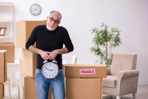 Velho homem profissional mover fazendo realocação em casa — Fotografia de Stock